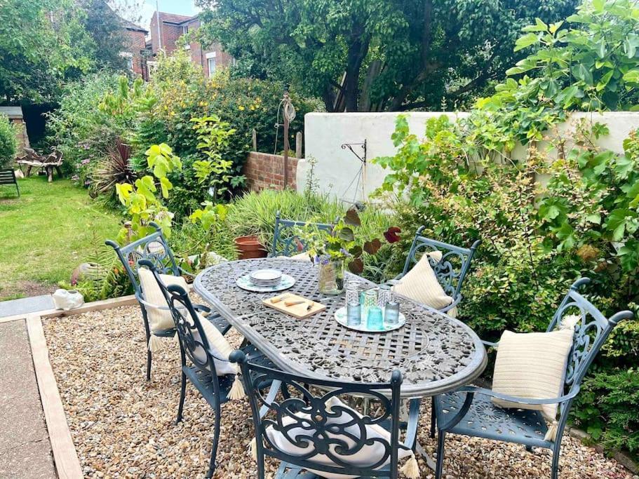 Spacious Semi-Detached Southsea House, Free Parking On Drive Portsmouth Buitenkant foto