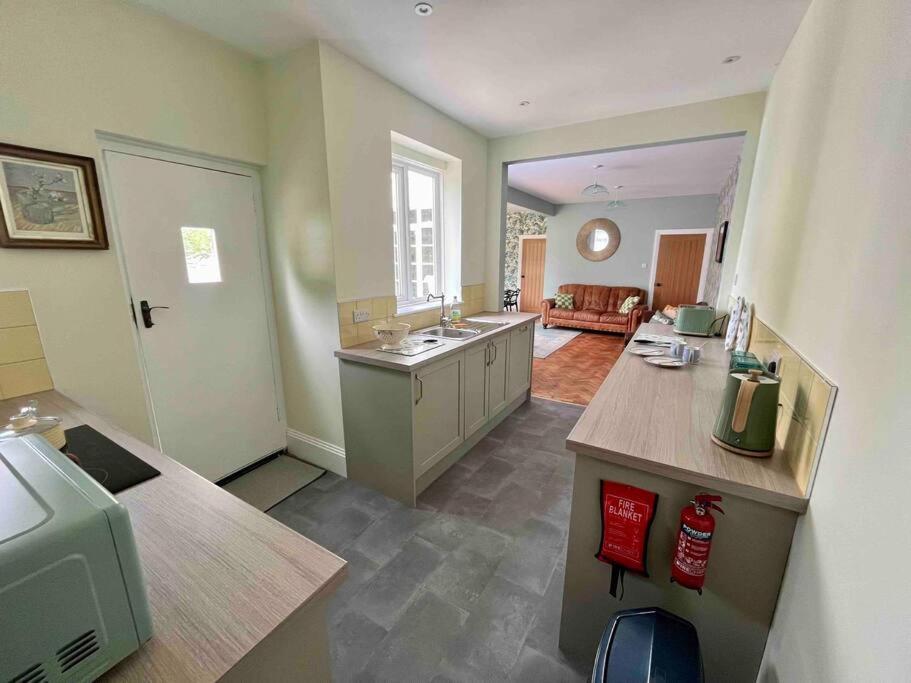 Spacious Semi-Detached Southsea House, Free Parking On Drive Portsmouth Buitenkant foto