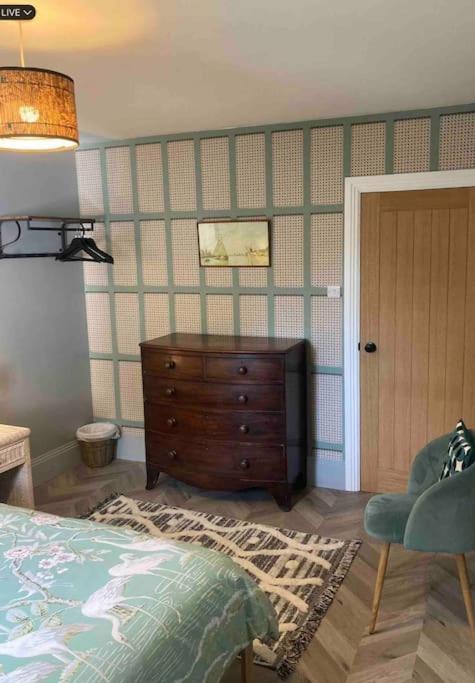 Spacious Semi-Detached Southsea House, Free Parking On Drive Portsmouth Buitenkant foto