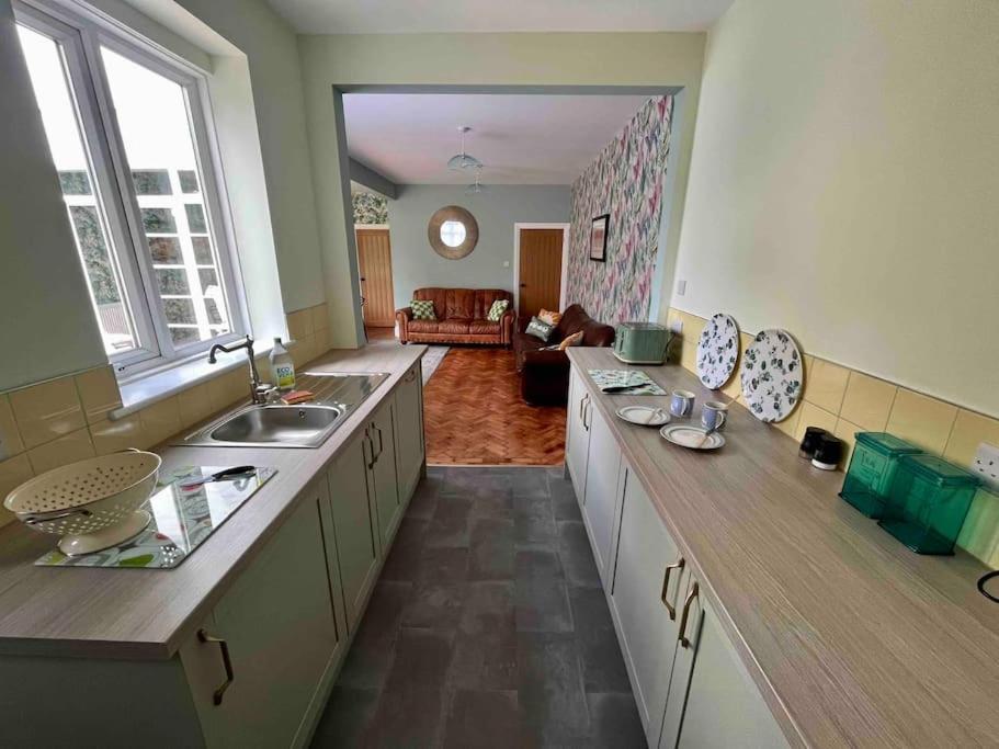 Spacious Semi-Detached Southsea House, Free Parking On Drive Portsmouth Buitenkant foto